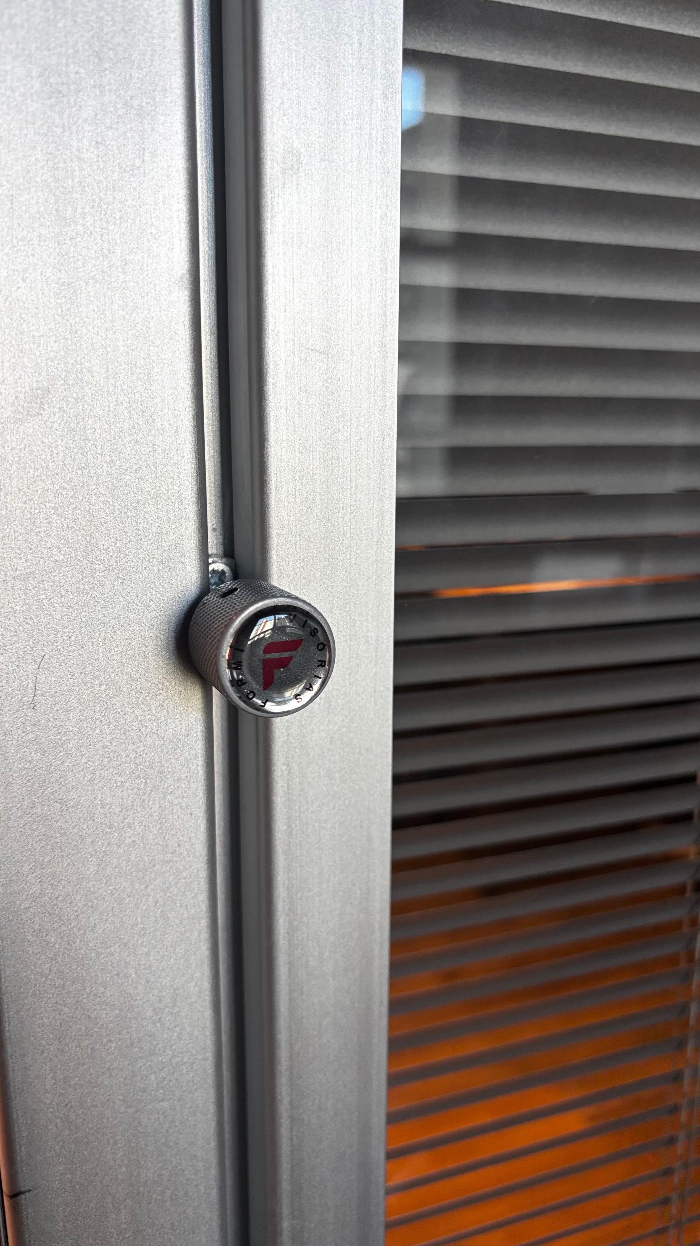 Detalhe do acabamento e comando de persiana com a marca Formi Divisórias