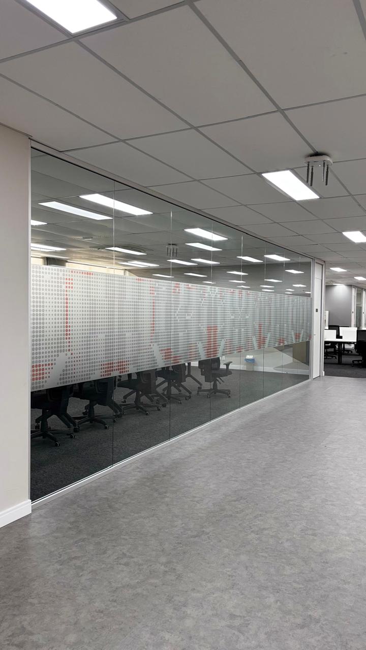 Divisória de vidro com faixa decorativa de privacidade em escritório