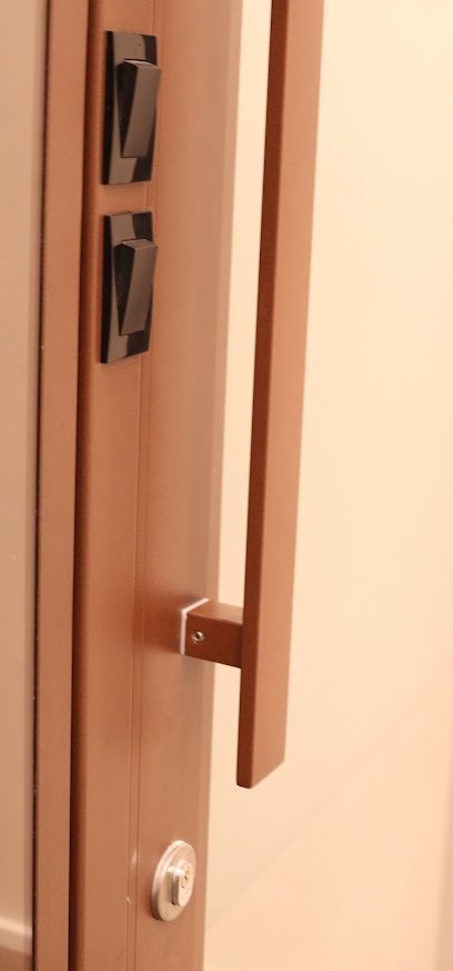 Detalhe do puxador e fechadura em porta de projeto Formi