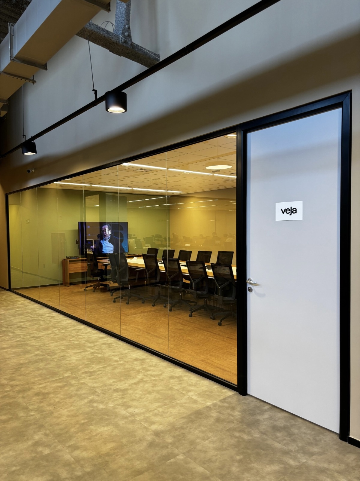 Projeto da linha Slim com divisórias de vidro e porta clara